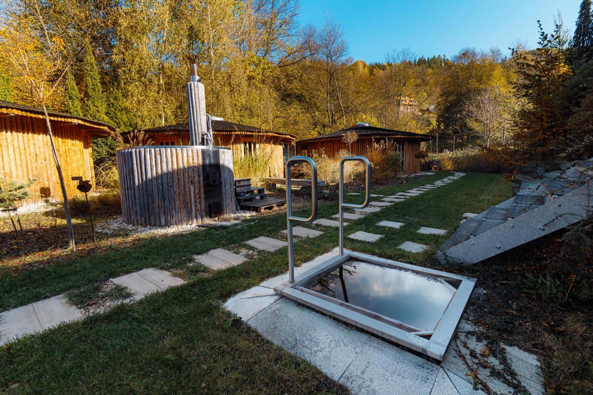 Glamp V Hluboke - Yurts And Wooden Houses Vsetin Ngoại thất bức ảnh