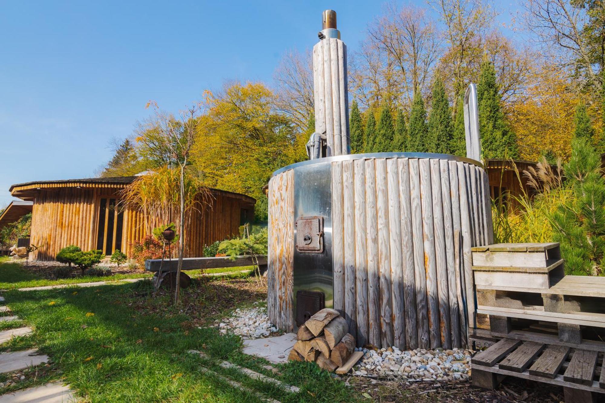 Glamp V Hluboke - Yurts And Wooden Houses Vsetin Ngoại thất bức ảnh