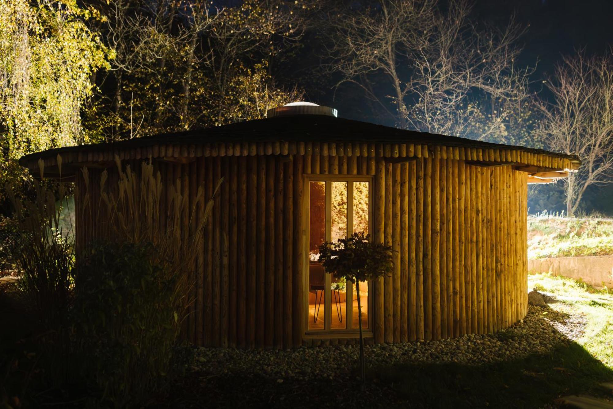 Glamp V Hluboke - Yurts And Wooden Houses Vsetin Ngoại thất bức ảnh